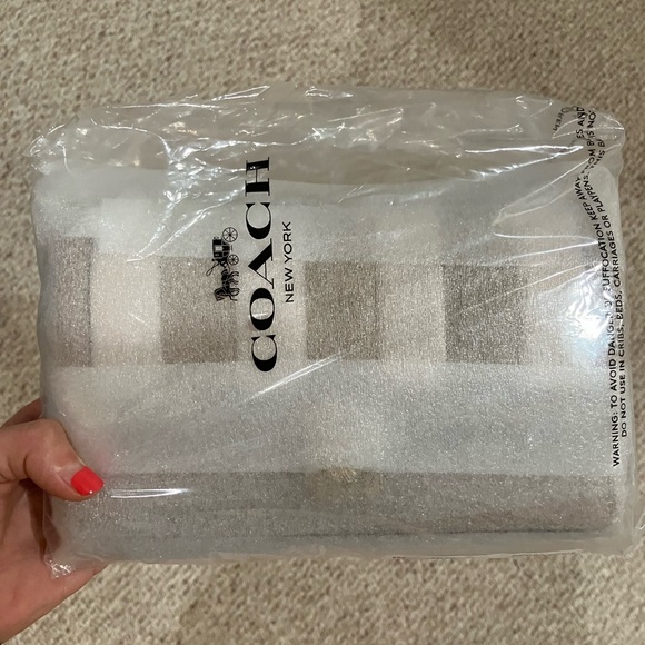 Coach Hutton Clutch With Colorblock Quilting 856 - Picture 8 of 9